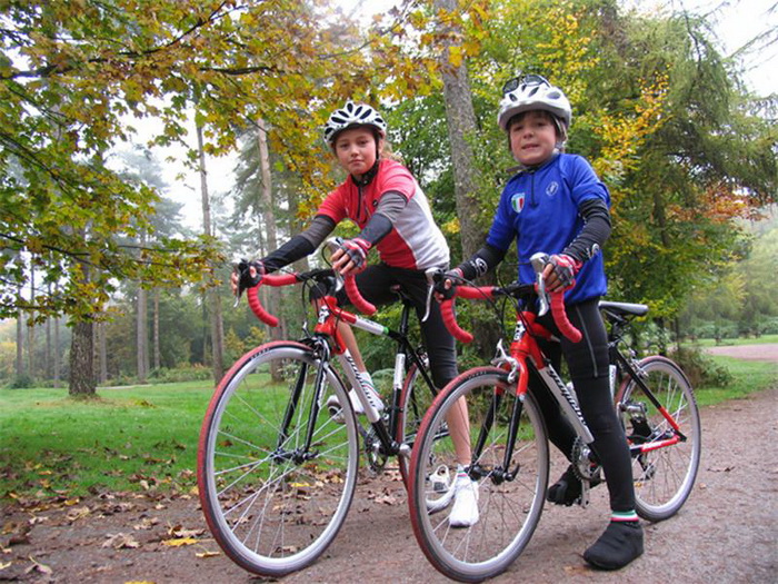 Дети на спортивных велосипедах
